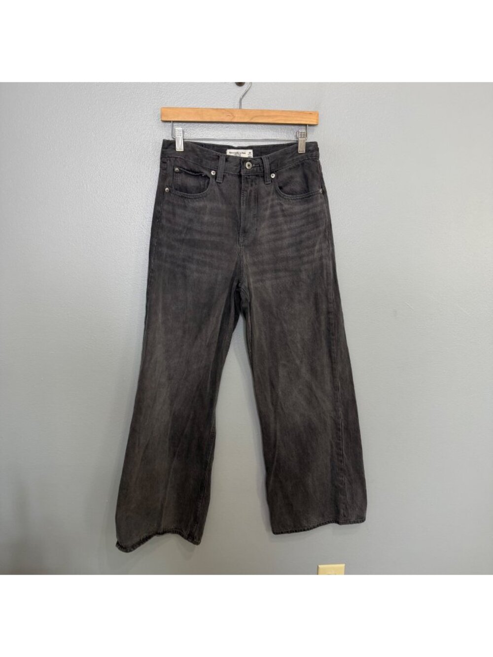 ABERCROMBIE & FITCH high rise wide leg jeans in faded black size 26